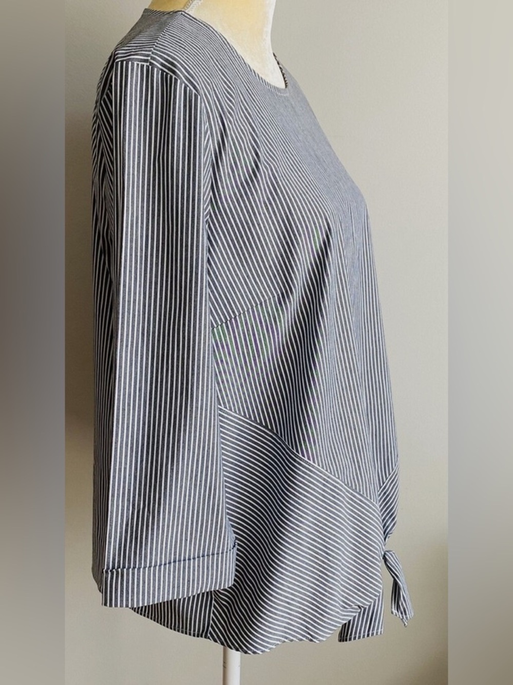 NWOT QStriped Tie-Hem 3/4 Sleeve Women's Top - Gray - Picture 3 of 10